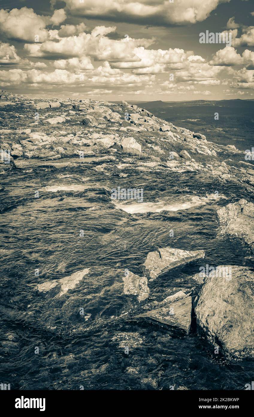 Vue panoramique de Hydalen depuis le sommet de la cascade de Hydnefossen Norvège Hemsedal. Banque D'Images