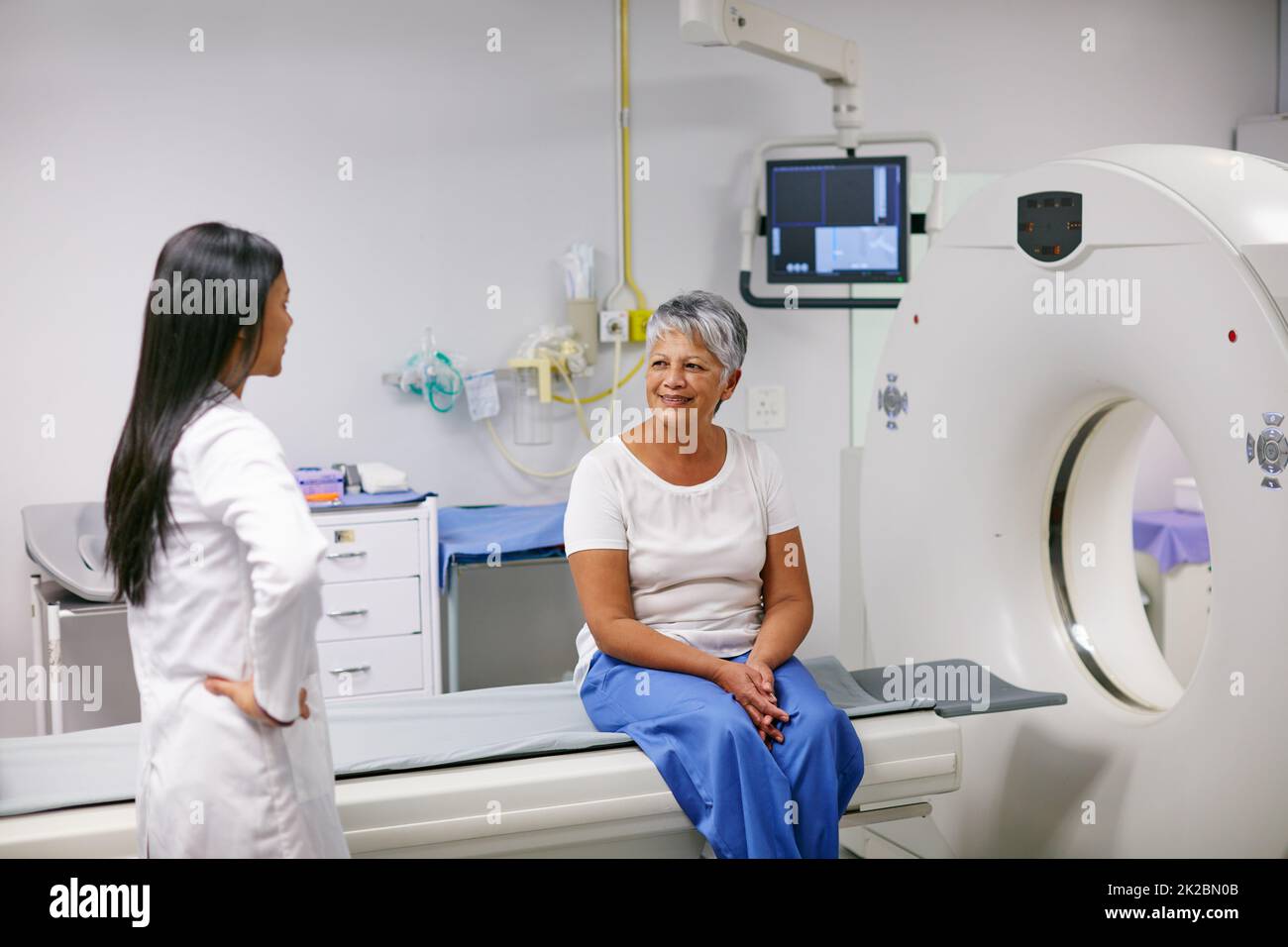 Laissez-moi vous expliquer comment cela fonctionne Prise de vue d'une femme âgée parlant avec un médecin avant et IRM. Banque D'Images
