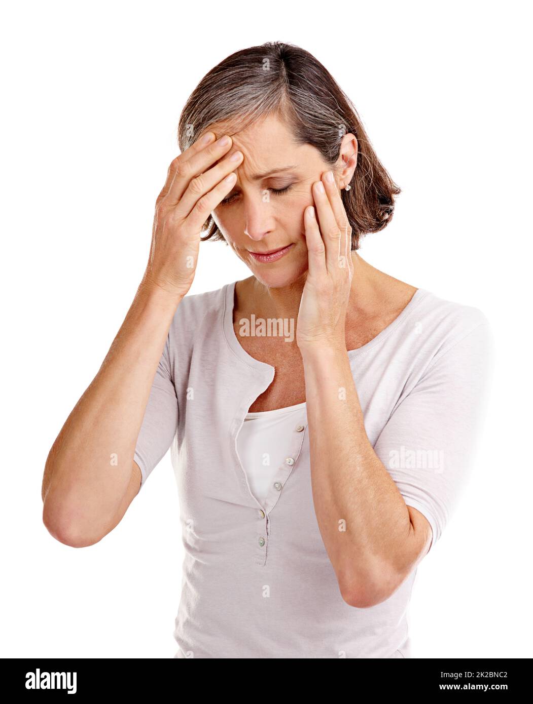 Besoin de quelques analgésiques. Photo en studio d'une femme mature souffrant d'un mal de tête. Banque D'Images