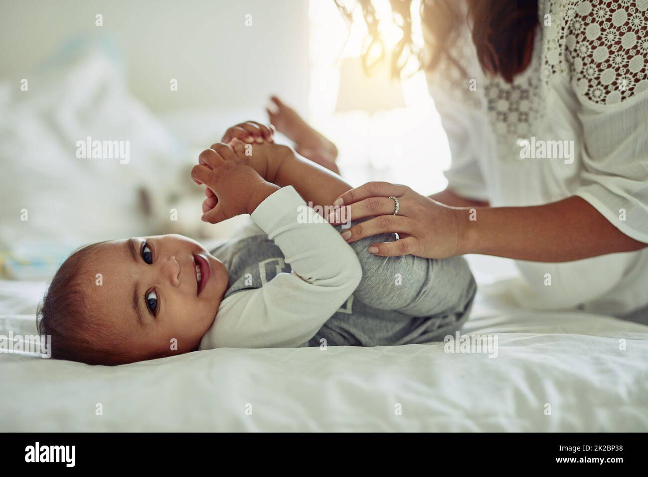 Le sourire d'un enfant est la vue la plus précieuse. Photo d'une mère méconnue et de son adorable bébé garçon jouant ensemble à la maison. Banque D'Images