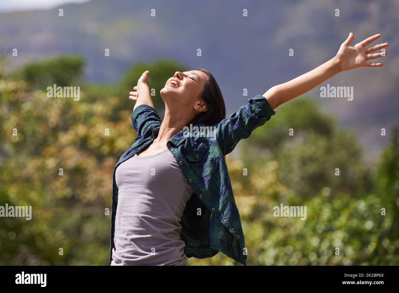 Profitez de l'air frais. Portrait d'une jeune femme attrayante célébrant la journée à l'extérieur. Banque D'Images