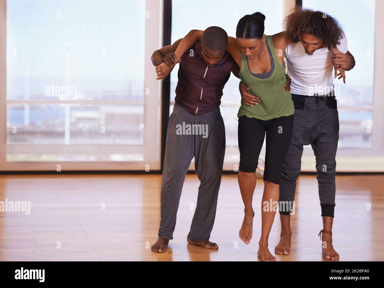 Amis et partenaires de danse. Photo d'un groupe de personnes pratiquant dans un studio de danse. Banque D'Images