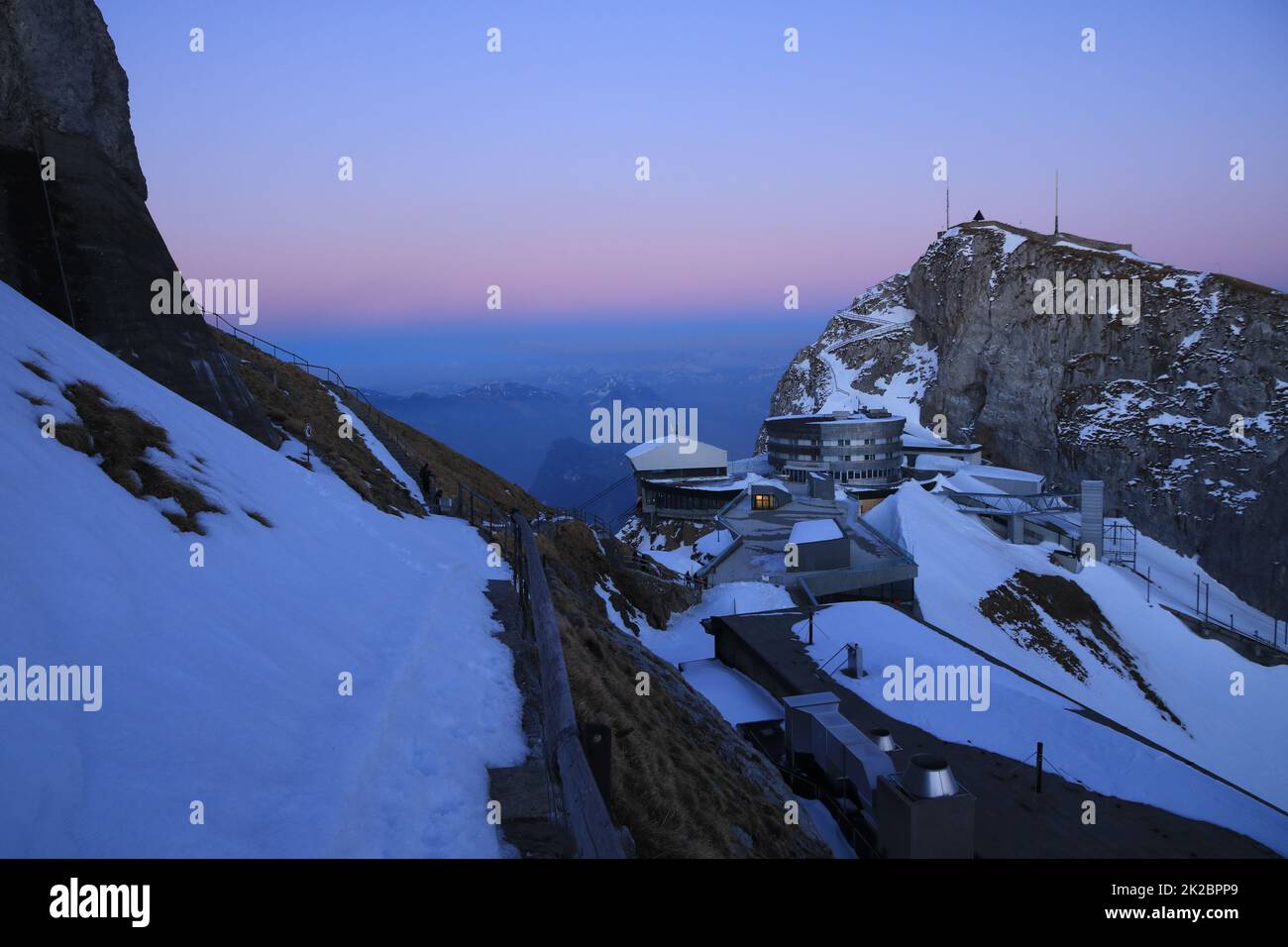 Ciel rose au coucher du soleil. Station Summit et hôtels de Mount Pilatus. Banque D'Images