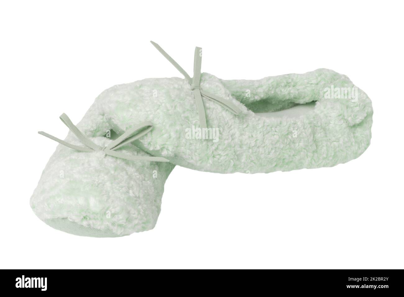 Chaussons isolés. Gros plan d'une paire de chaussons en tissu éponge doux et chaleureux, rose, isolés sur fond blanc. Chaussures pour femmes. Banque D'Images