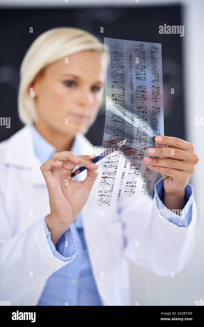 Faire progresser la recherche médicale. Photo d'une scientifique féminine au travail. Banque D'Images