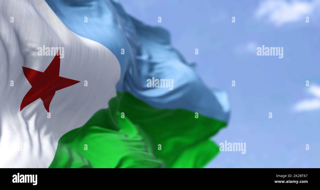 Détail du drapeau national de Djibouti agitant dans le vent par temps clair Banque D'Images
