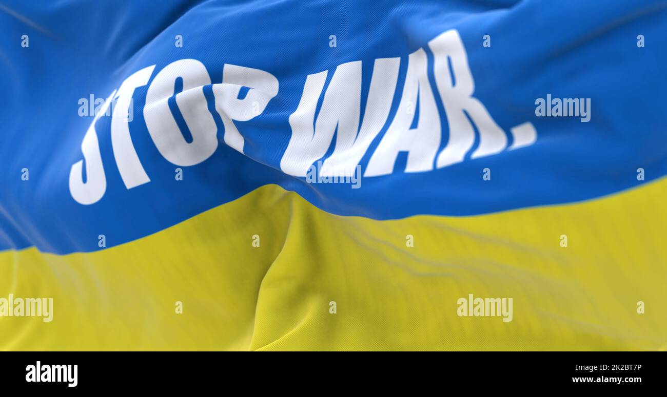 Détail du drapeau national de l'Ukraine avec le TEXTE D'ARRÊT DE GUERRE agitant dans le vent Banque D'Images