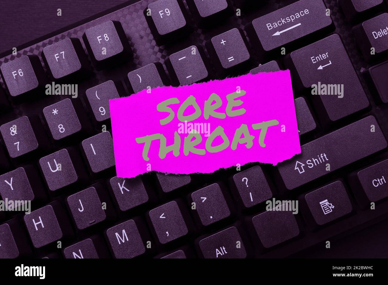 Signe d'écriture de la main mal de gorge. Mot pour l'inflammation du pharynx et des fauces est le résultat d'une irritation dactylographiant lettre d'accord d'affaires, dactylographie Nouveau contrat obligatoire Banque D'Images