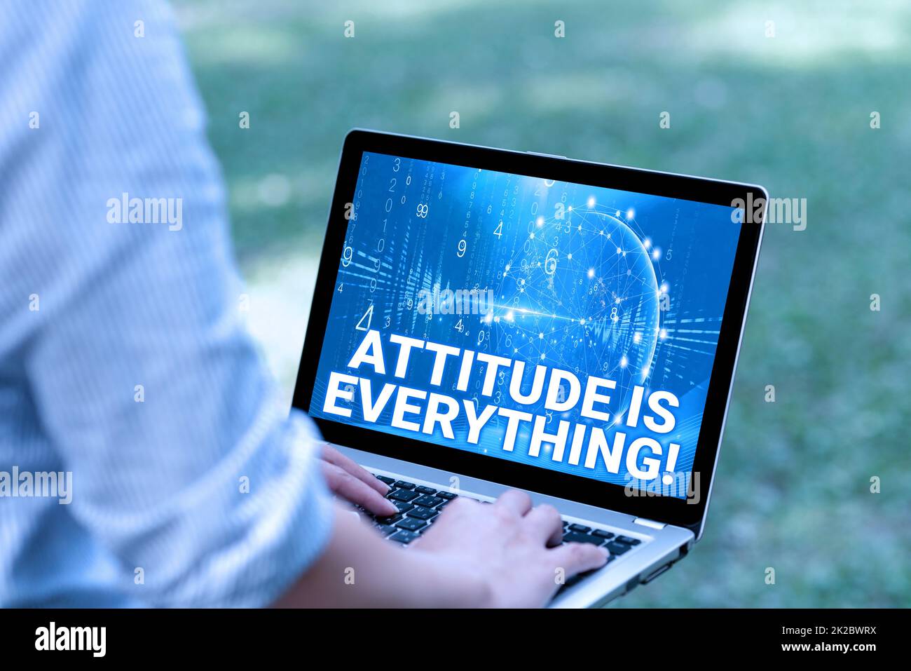 Légende de texte l'attitude de présentation est tout. Aperçu de l'entreprise perspective personnelle Outlook comportement d'orientation Femme tapant sur l'ordinateur portable dans le parc seul accomplir des tâches à distance. Banque D'Images