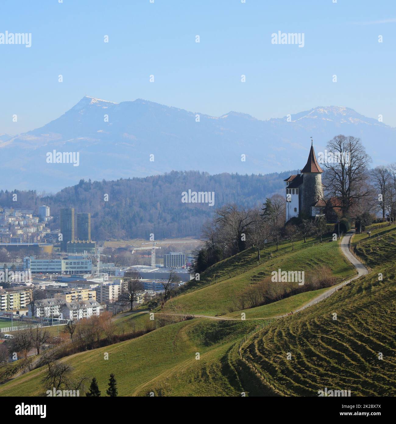 Vue depuis le téléphérique du Mont Pilatus vers le Mont Rigi. Maisons de Kriens et château de Schauensee. Banque D'Images