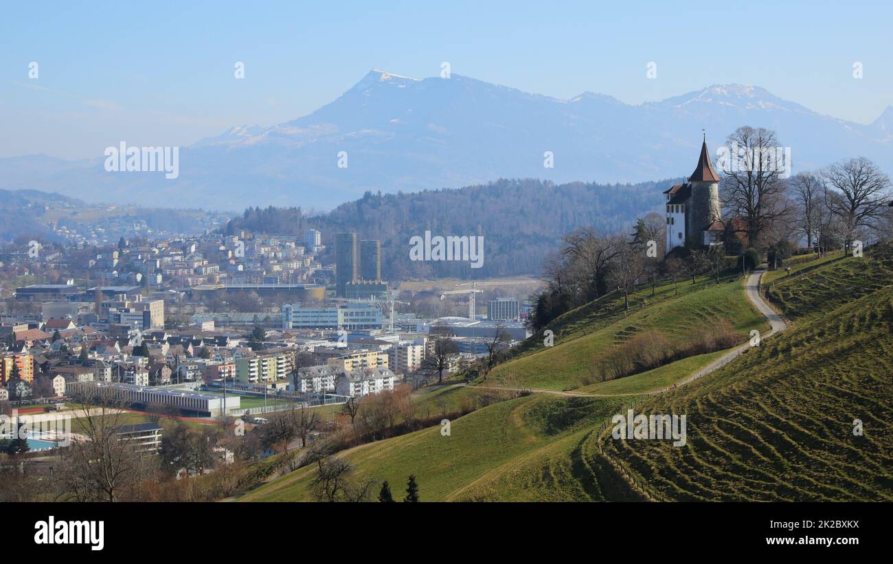 Vue depuis le téléphérique du Mont Pilatus vers le Mont Rigi. Château de Schauensee. Banque D'Images