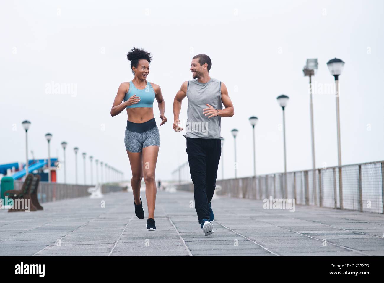 Profitez au maximum de cet entraînement. Photo de deux jeunes sportifs s'exerçant ensemble à l'extérieur. Banque D'Images