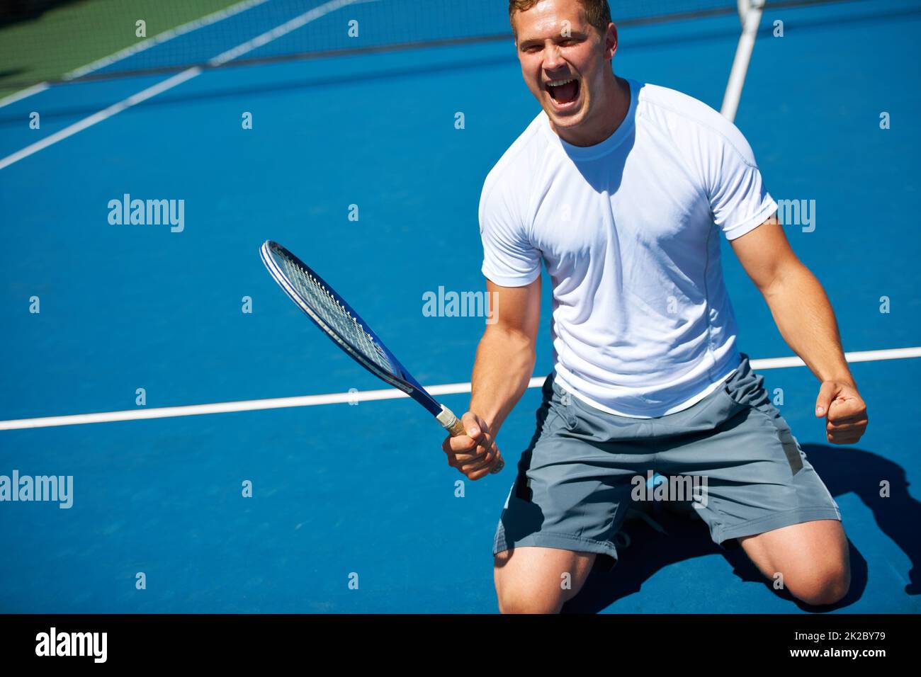 Gagnant. Photo d'un homme célébrant la victoire lors d'un match de tennis  Photo Stock - Alamy