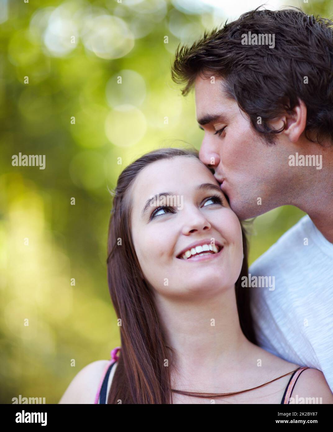 Jeune amour. Photo d'un jeune couple partageant un moment tendre dans le parc. Banque D'Images