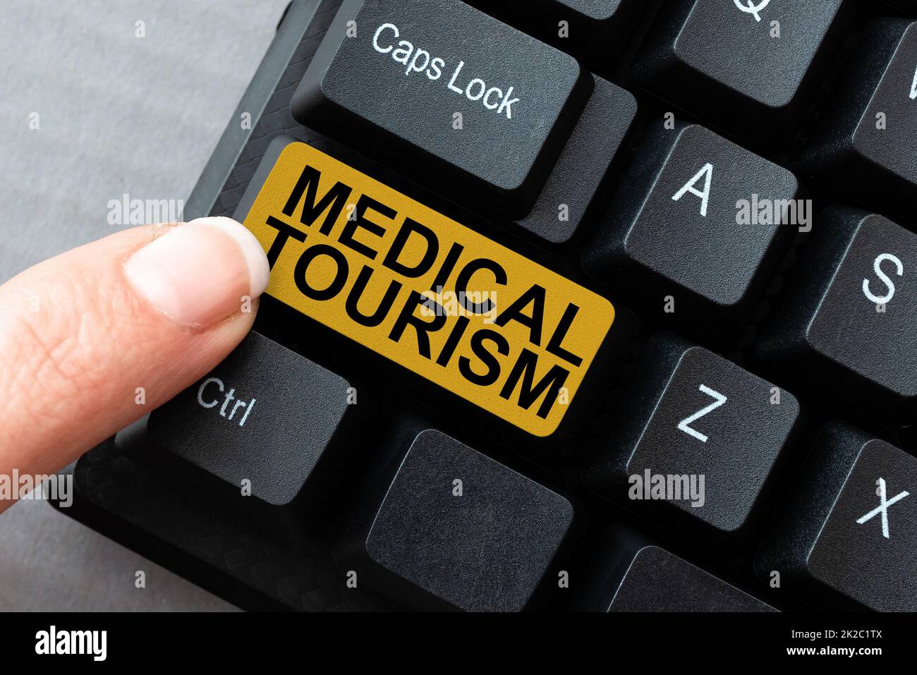 Affiche indiquant le tourisme médical. Concept signifiant voyager dans un autre pays à la recherche de soins médicaux dactylographiant Manuel d'instruction de dispositif, Affichage de la revue de produit en ligne Banque D'Images