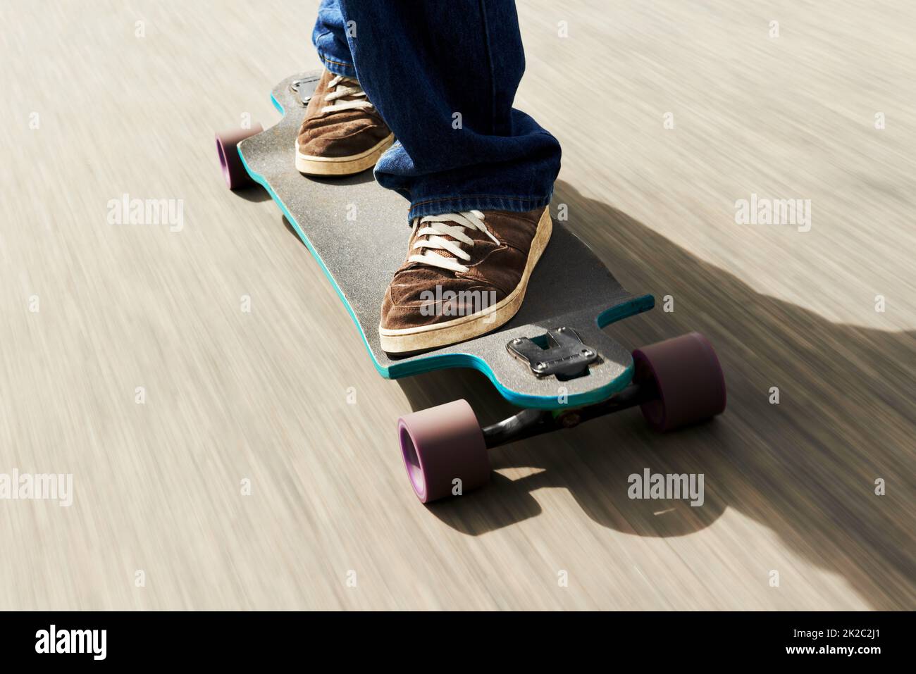 Vitesse fulgurante. Photo courte d'un homme qui fait du skate à grande  vitesse Photo Stock - Alamy