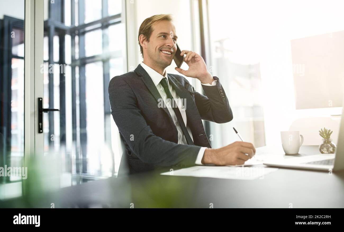 Il traite tous ses clients comme des partenaires précieux. Photo d'un homme d'affaires parlant sur son téléphone portable dans un bureau. Banque D'Images