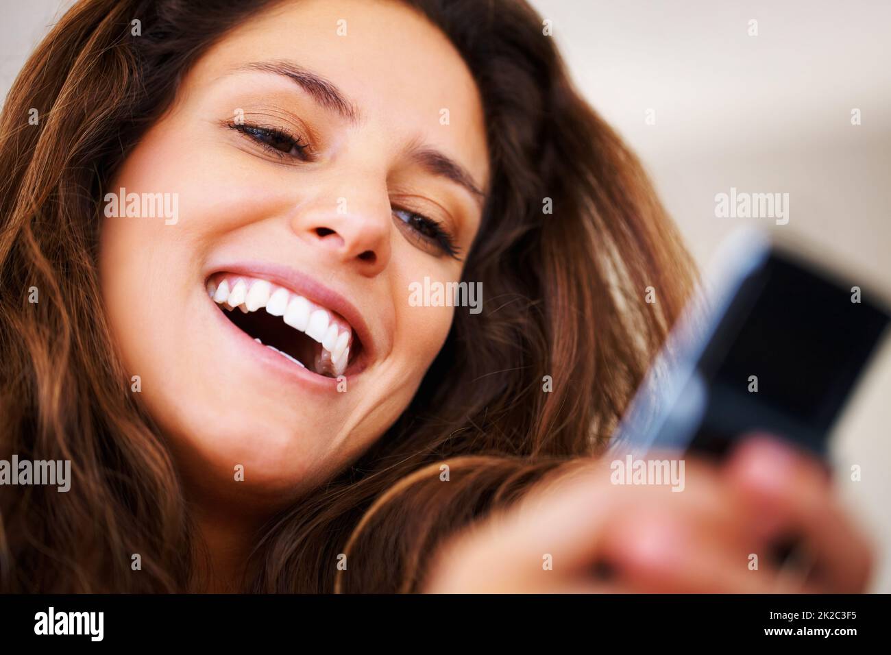Belle femme lisant le message texte. Gros plan de belle femme lisant des SMS à partir de téléphone portable. Banque D'Images