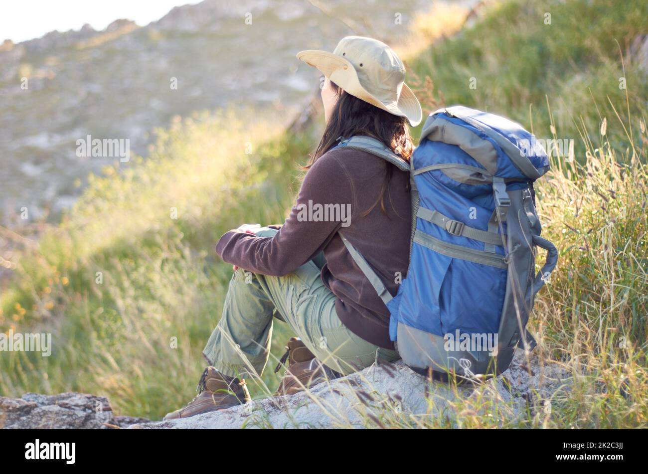 Admirez les magnifiques paysages. Un jeune randonneur avec son sac à dos qui regarde le paysage. Banque D'Images