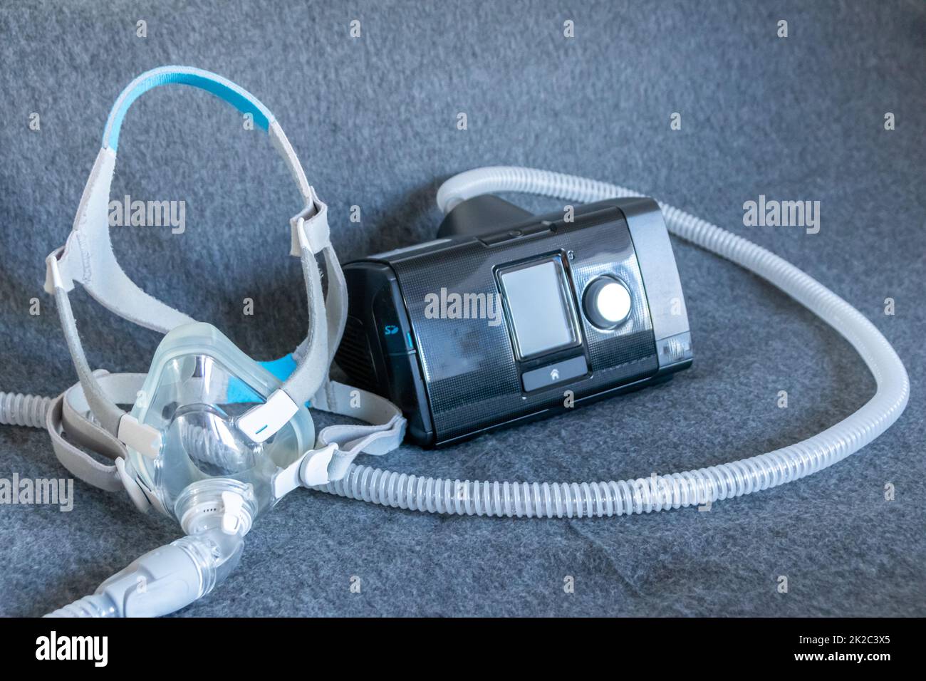 Masque CPAP avec masque facial complet appareil de ppc contre l'apnée obstructive du sommeil aide les patients comme masque respiratoire et clip de harnais pour la respiration de médicaments dans le ronflement des troubles du sommeil à respirer plus facilement Banque D'Images