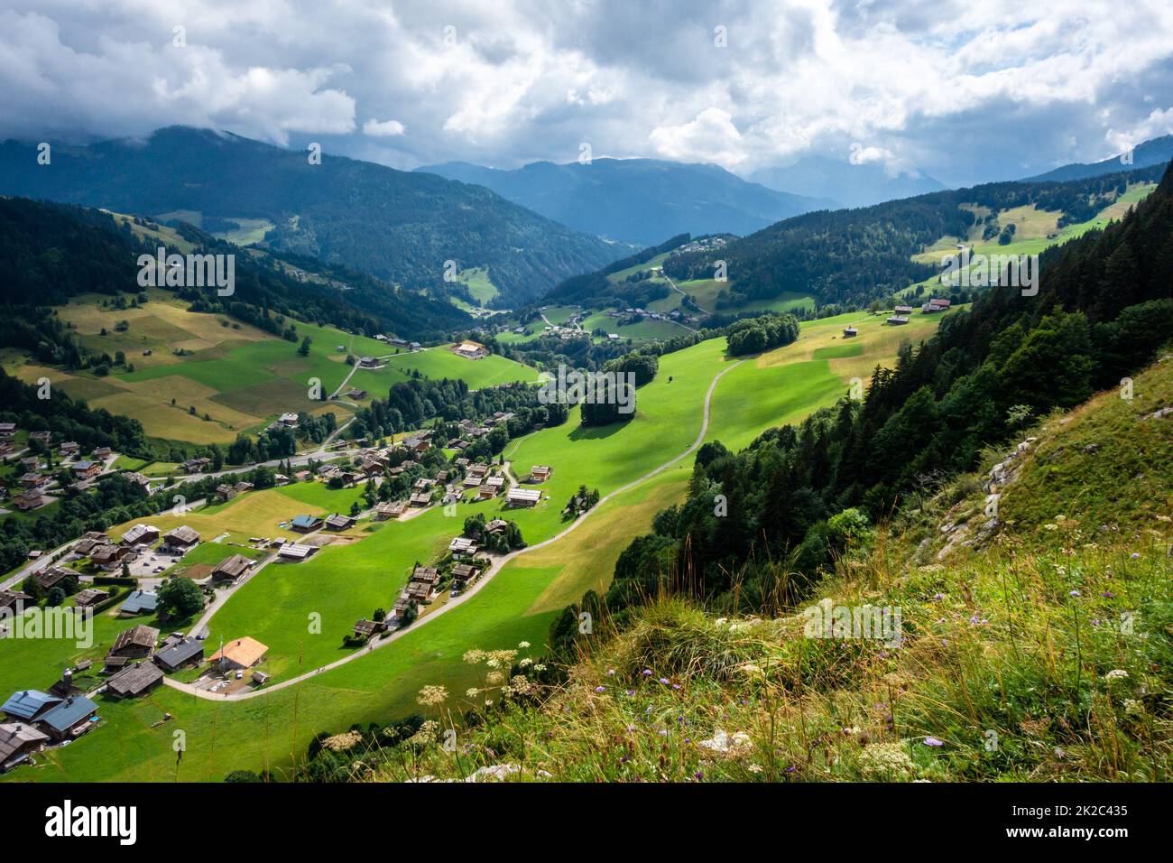 Paysage de montagne et village de Chinaillon, le Grand-Bornand, France Banque D'Images