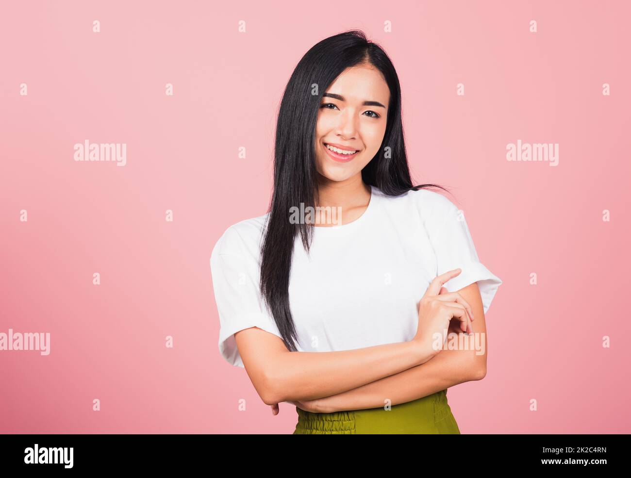 jeune femme debout son sourire confiance avec les bras croisés Banque D'Images