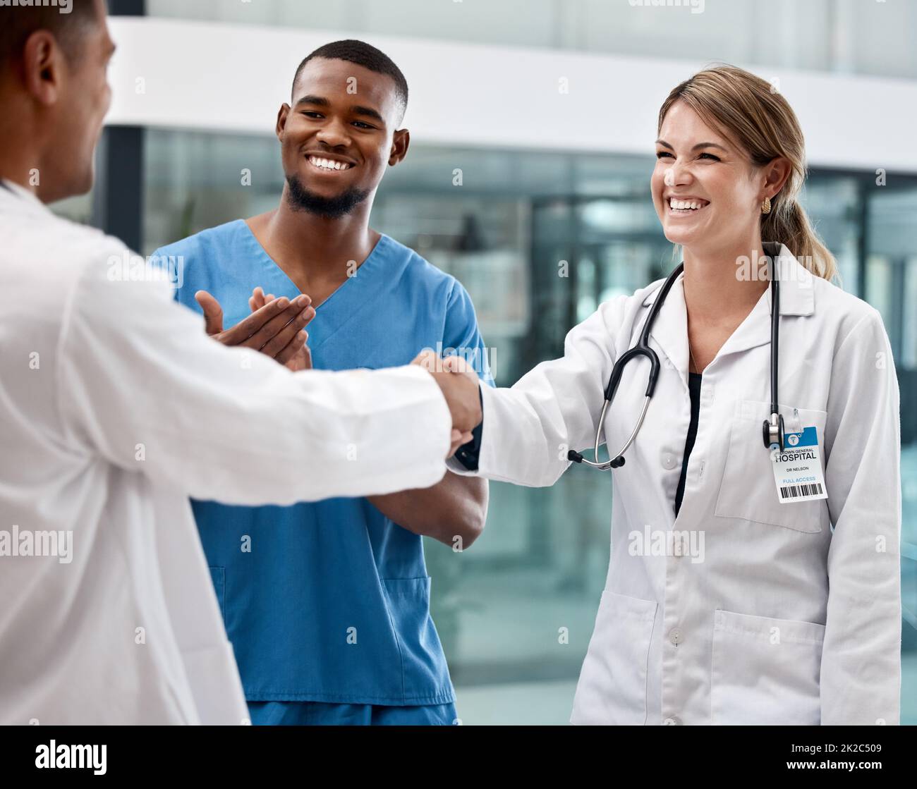Prendre contact avec les médecins d'un hôpital, d'une clinique ou d'un établissement médical pour obtenir un bon travail, un bon succès ou une approbation. Soins de santé, santé et merci, serrer la main ou Banque D'Images