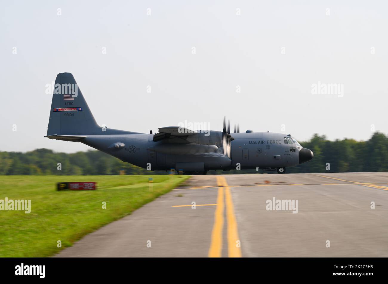 Un avion Hercules C-130H affecté à l'escadre du transport aérien 910th effectue un atterrissage d'assaut à la station de la réserve aérienne de Youngstown, en Ohio, le 16 septembre 2022. L'atterrissage faisait partie de la semaine annuelle du TAC de l'escadron de transport aérien 757th, une semaine condensée d'entraînement en vol mise en évidence par un vol en formation de six aéronefs. (É.-U. Photo de la Force aérienne par Eric M. White) Banque D'Images