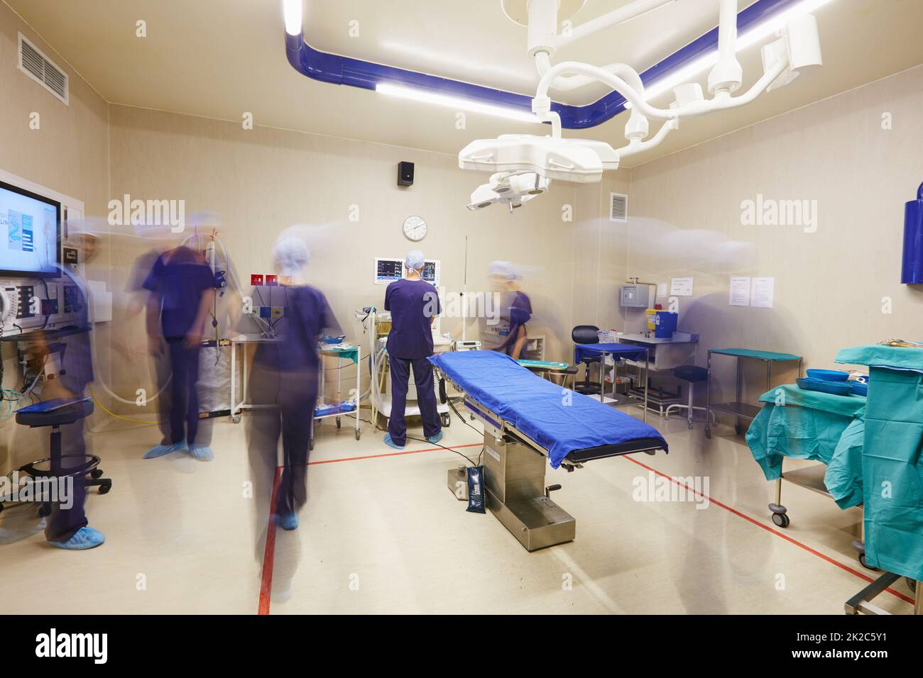 Travailler ensemble pour sauver des vies. Photo d'une équipe de chirurgiens préparant une salle d'opération pour une chirurgie. Banque D'Images