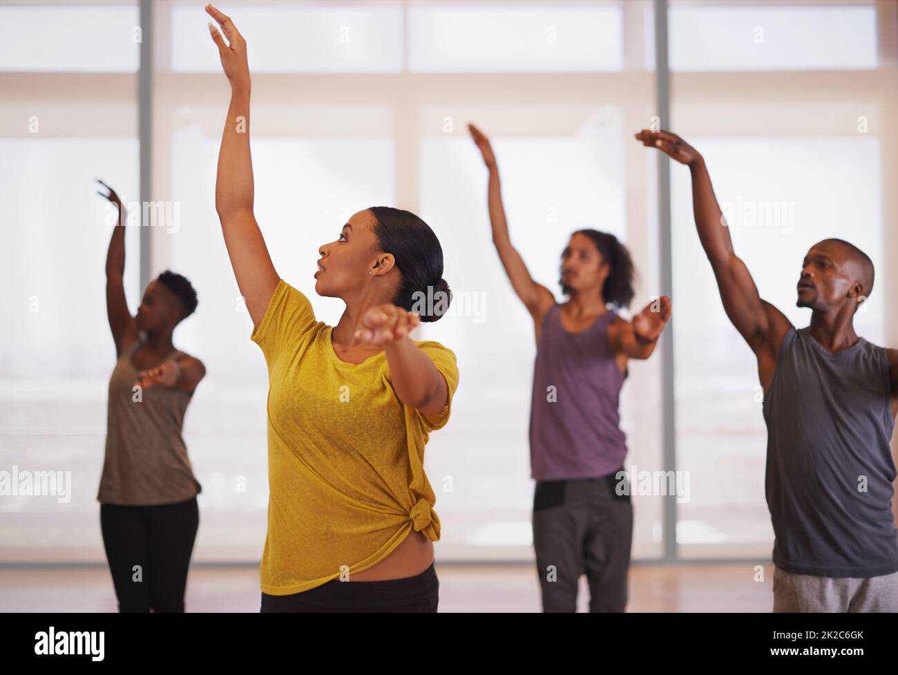 Amis et partenaires de danse. Photo d'un groupe de personnes pratiquant dans un studio de danse. Banque D'Images