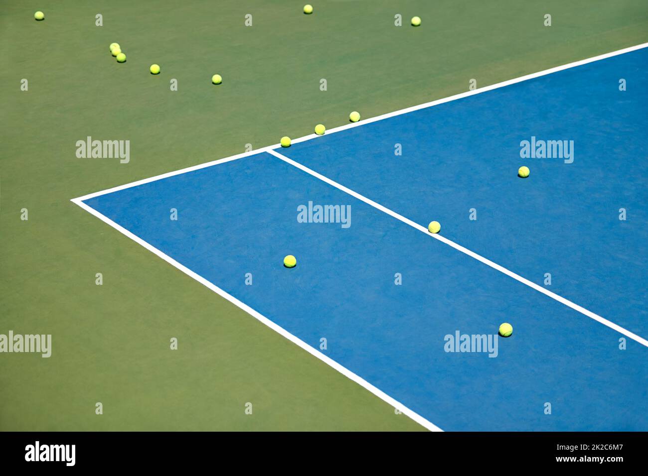 Quand la pratique est terminée Balles de tennis sur un terrain vide. Banque D'Images