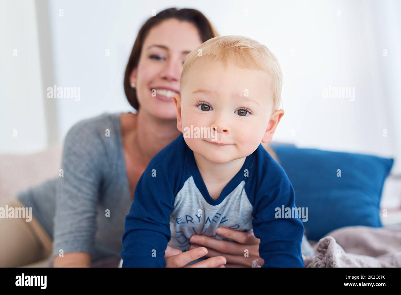 HES une petite poignée heureuse. Portrait d'une mère liant avec son bébé garçon à la maison. Banque D'Images