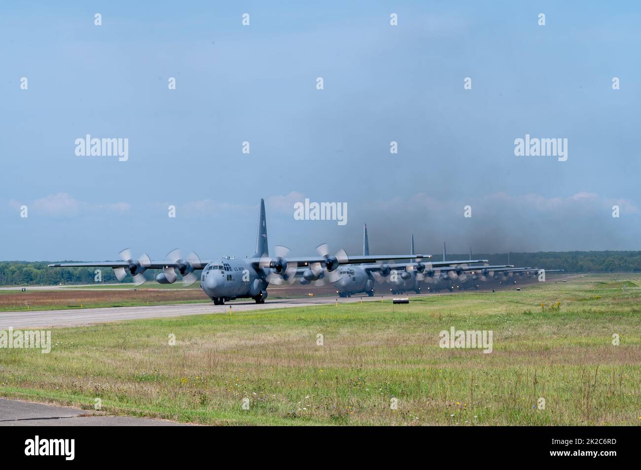 Une ligne d'avions Hercules C-130H affectée au taxi de l'aile Airlift 910th jusqu'à la piste de la station de la réserve aérienne de Youngstown (Ohio), le 16 septembre 2022. Le vol de formation faisait partie de la semaine annuelle du TAC de l'escadron de transport aérien 757th, une semaine condensée d'entraînement en vol mise en évidence par un vol de formation à six aéronefs. (É.-U. Photo de la Force aérienne par Eric M. White) Banque D'Images