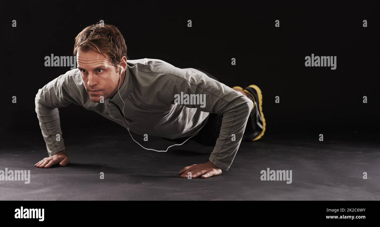 Mettre sa forme physique en marche. Photo en studio d'un jeune homme beau dans les vêtements de sport. Banque D'Images