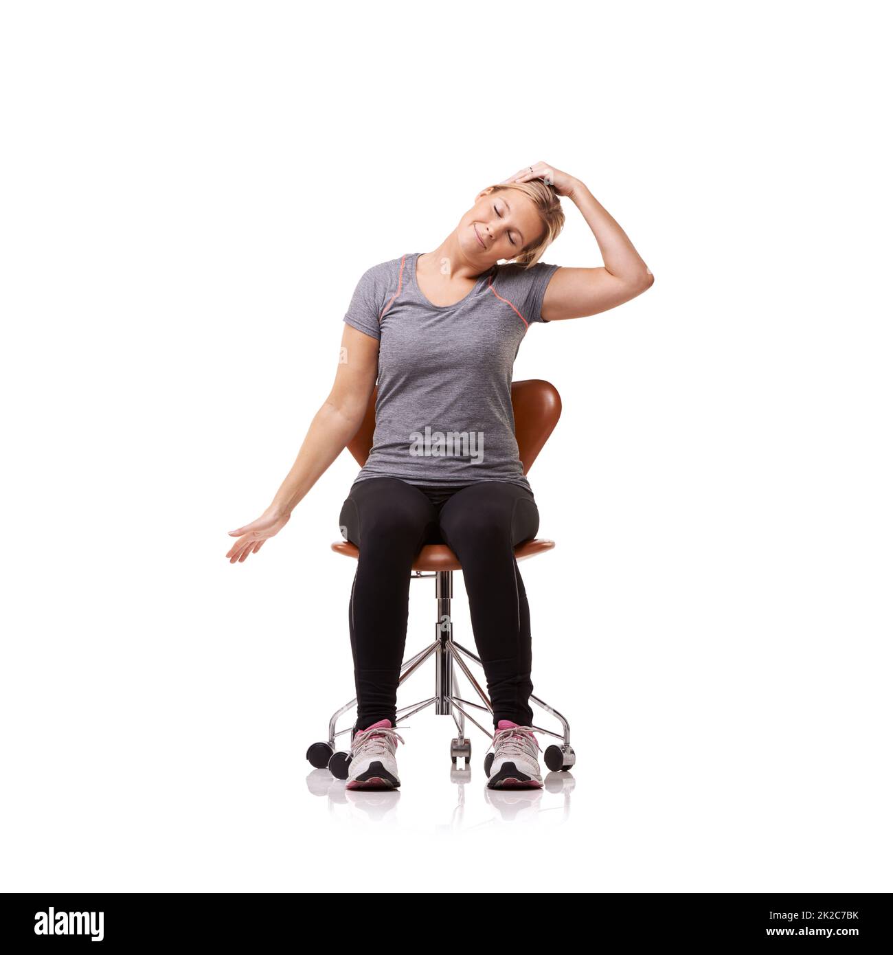 Parfait pour votre posture. Photo d'une femme sportive qui s'étire sur une chaise. Banque D'Images