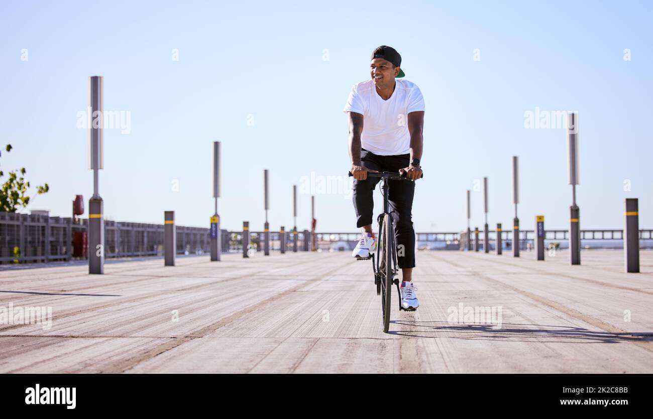 Une balade à vélo par jour permet au médecin de rester à l'écart. Photo d'un jeune homme à vélo par une journée ensoleillée. Banque D'Images