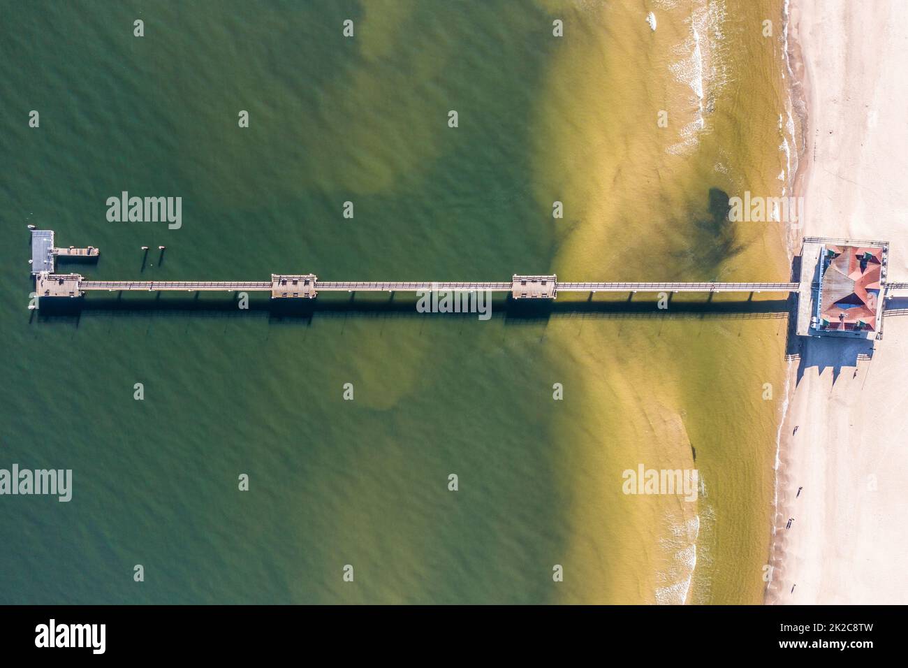 Vue aérienne sur le littoral et le quai autour de la ville d'Ahlbeck sur la péninsule d'Usedom en Allemagne pendant une journée ensoleillée au début du printemps. Banque D'Images