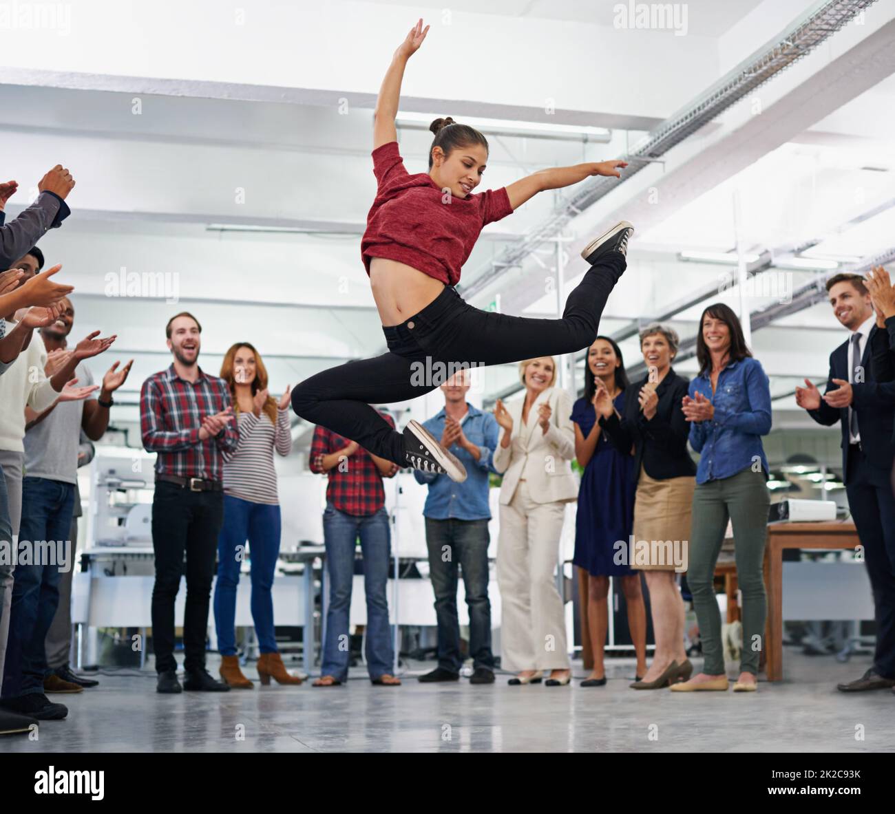 Travaillez dur et Amuse-toi bien. Photo rognée d'une fête de bureau avec des personnes dansant et ayant un bon moment. Banque D'Images