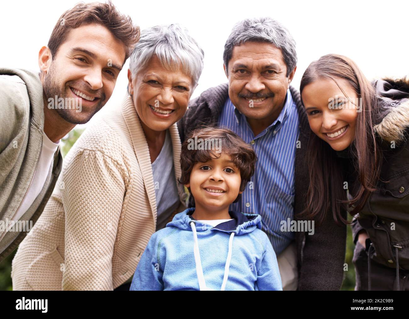 C'est une famille en tricot. Photo d'une famille multigénérationnelle posant pour un autoportrait. Banque D'Images