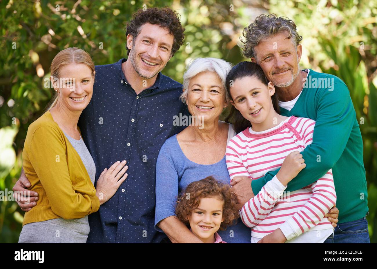 La famille est leur plus important Trésor. Photo d'une famille posant pour une photo en plein air. Banque D'Images