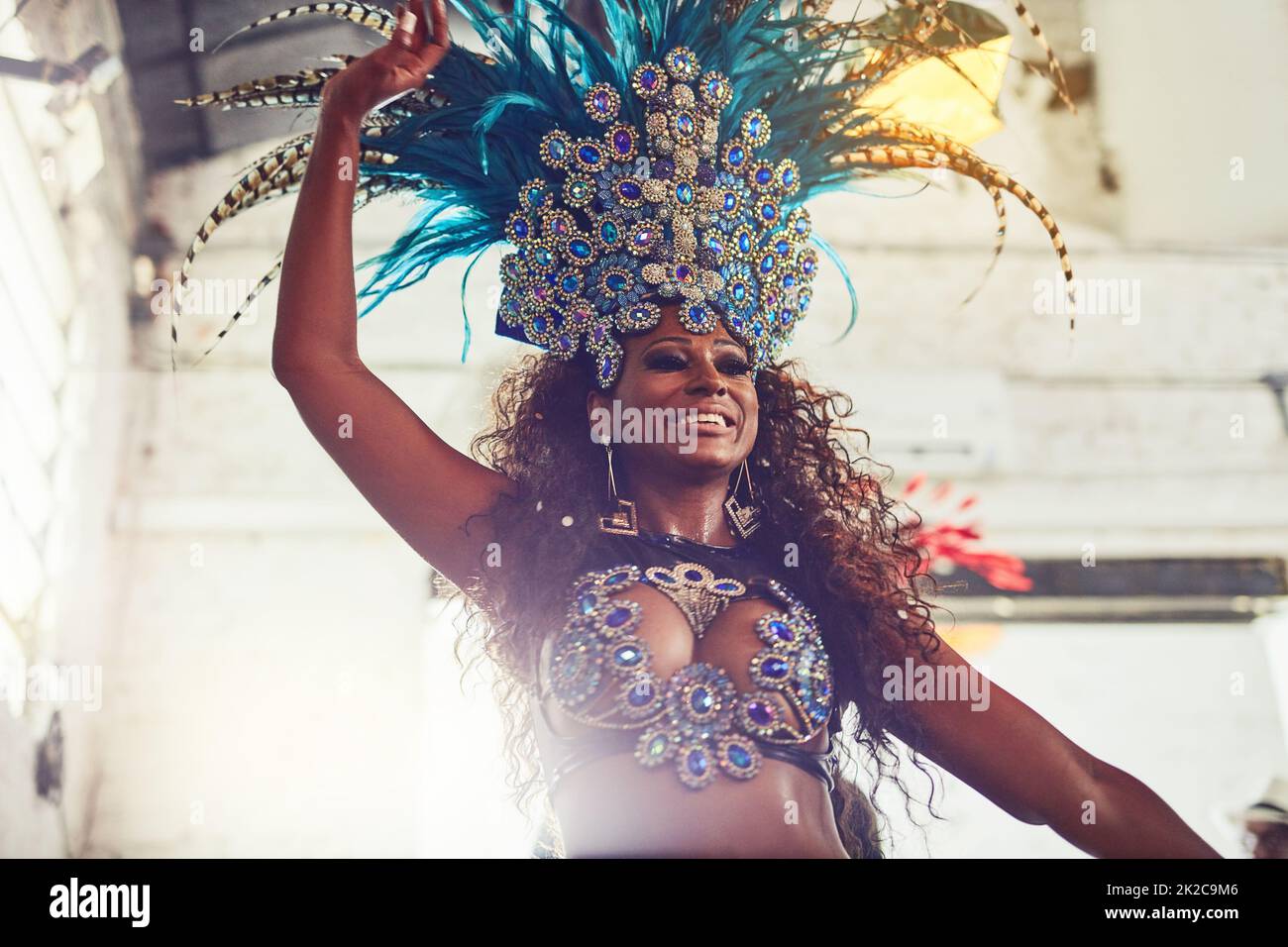 Sa beauté enchante tout. Photo d'un danseur de samba en train de se faire un carnaval. Banque D'Images