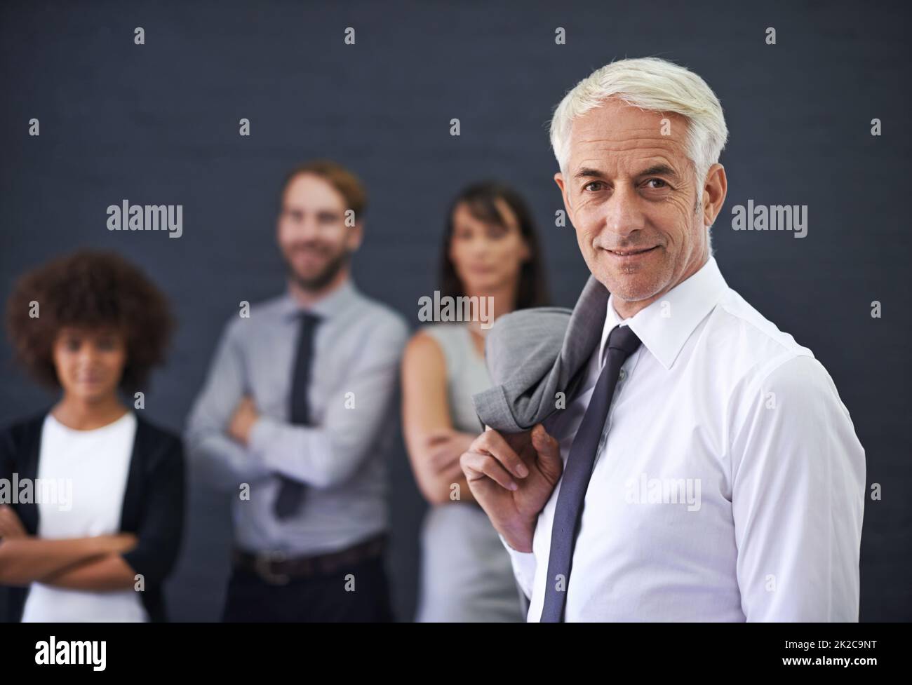 J'apporte des années d'expérience à mon équipe. Photo d'un homme professionnel mûr debout devant un groupe de collègues. Banque D'Images