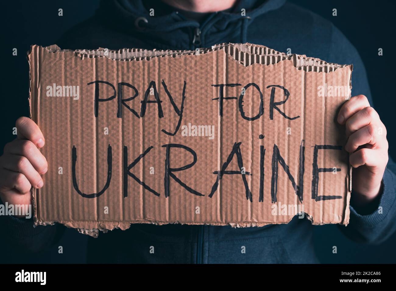 Gros plan sur la main de femme avec la bannière prier pour l'Ukraine Banque D'Images