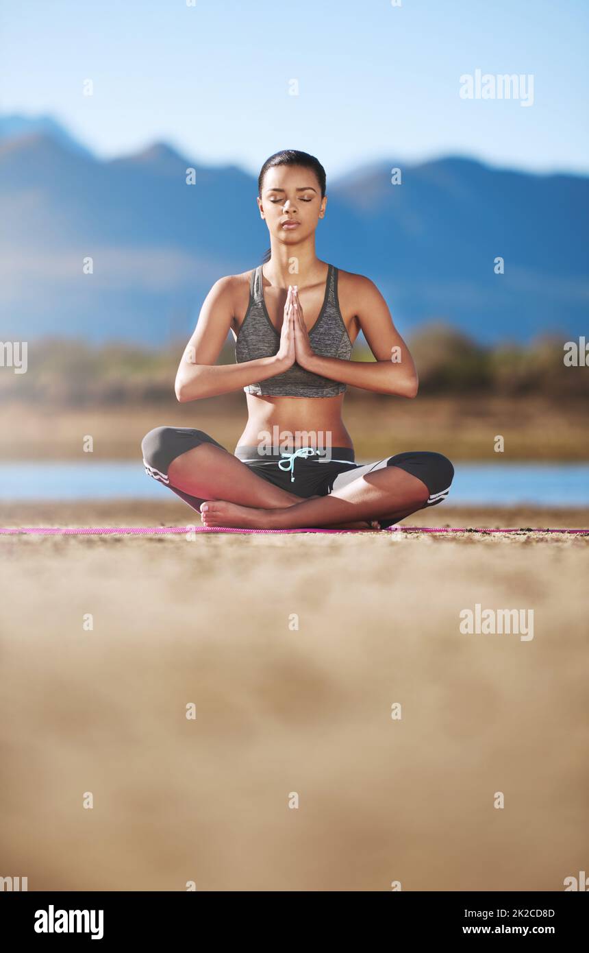 Découvrez votre vrai moi dans la méditation. Photo d'une jeune femme pratiquant le yoga à l'extérieur. Banque D'Images