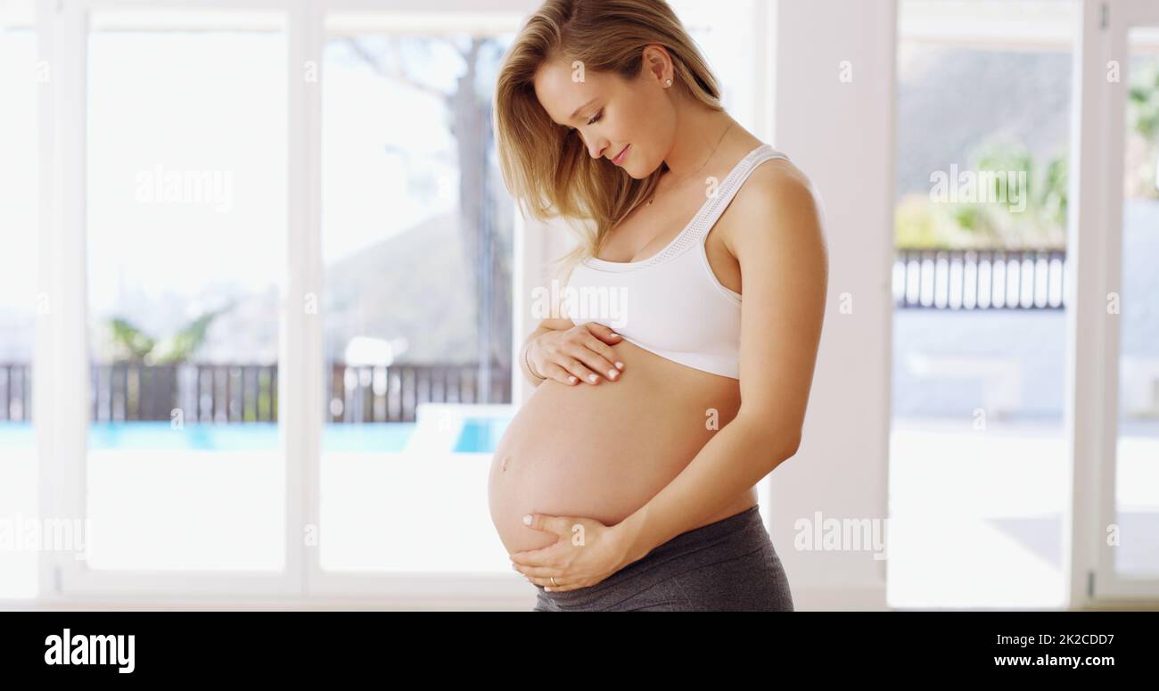 Désormais, vous êtes le numéro un de ma vie. Plan court d'une jeune femme enceinte attirante frottant contre la bosse de son bébé. Banque D'Images