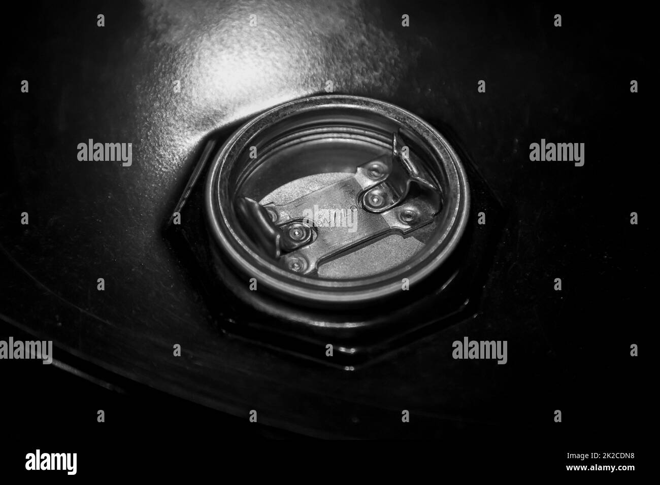 La fermeture d'un ancien tambour à huile dans une station-service. Banque D'Images