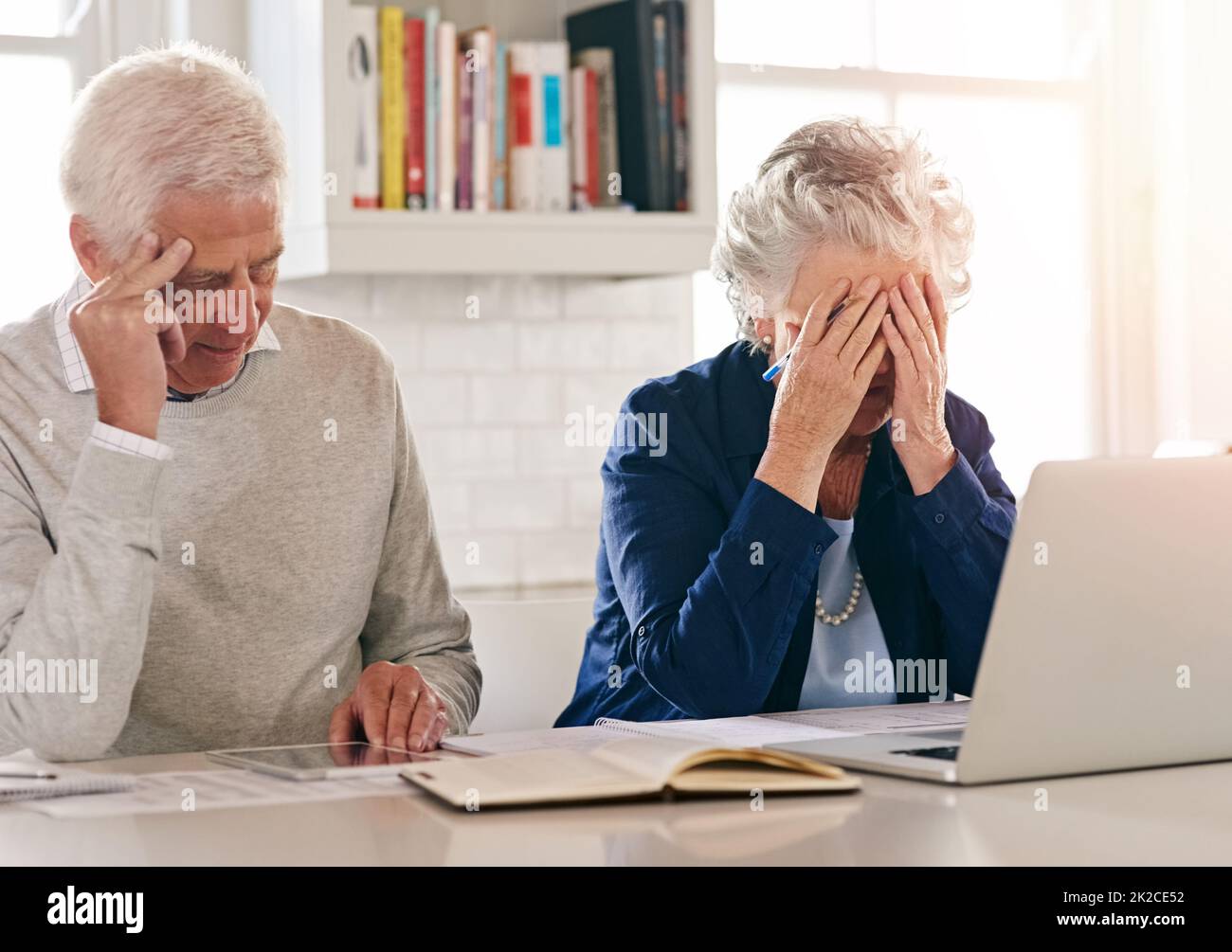 Comment allons-nous passer par tout cela Photo rognée d'un couple senior qui a l'air anxieux lorsqu'il travaille sur des documents administratifs. Banque D'Images