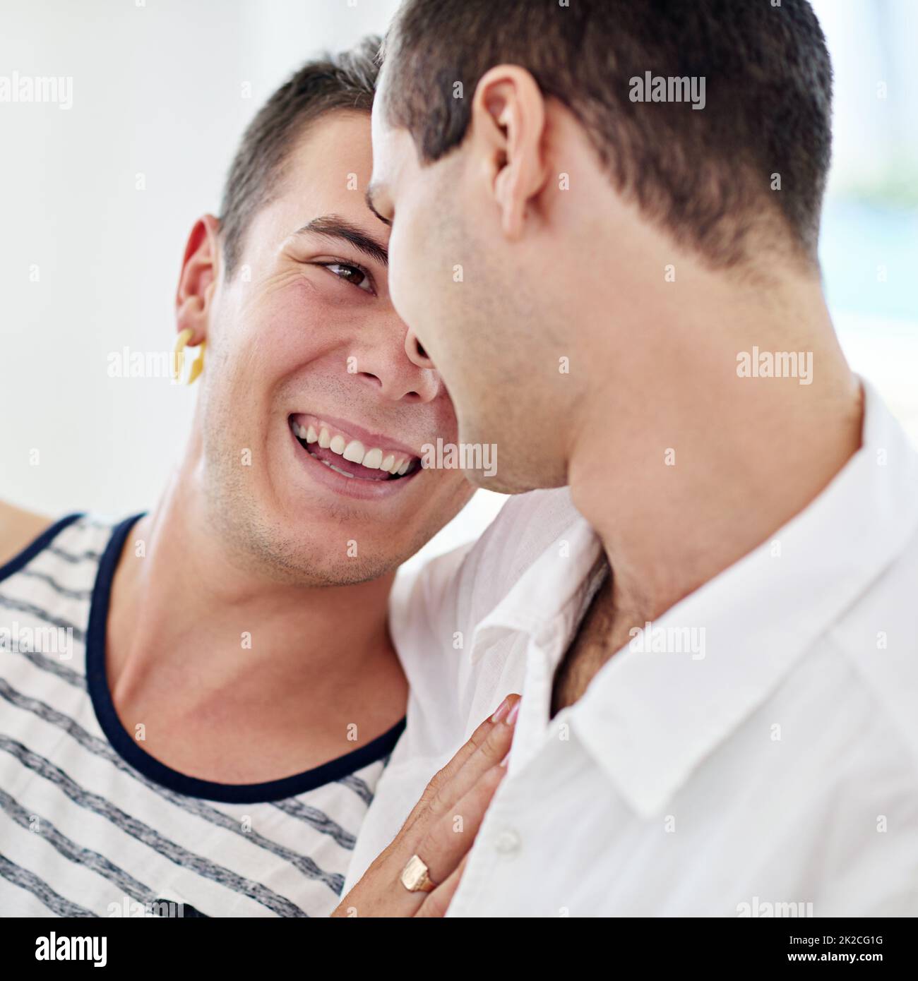 Ils n'ont pas pu être plus connectés. Photo d'un jeune couple gay se relaxant sur un canapé à la maison. Banque D'Images