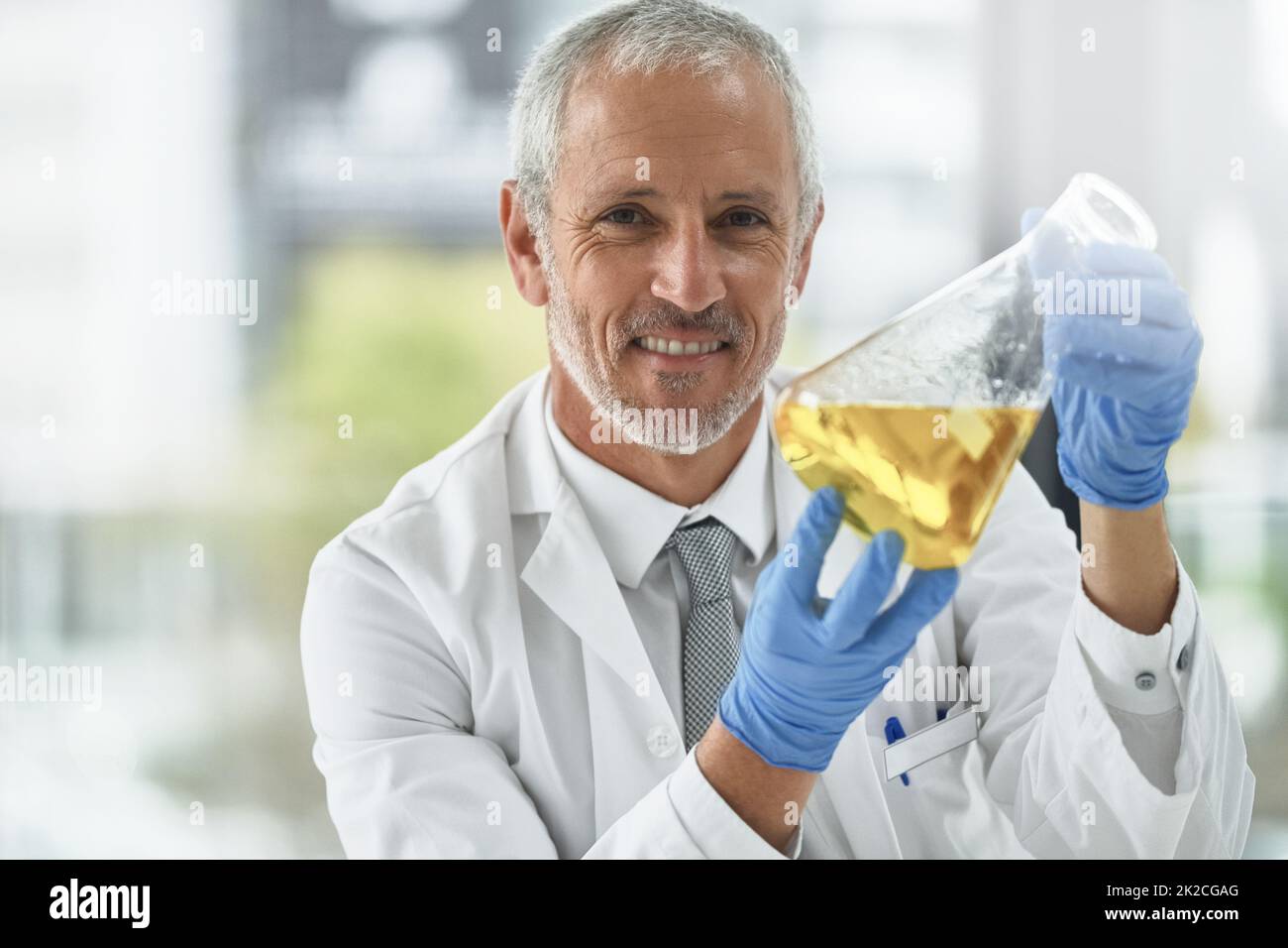 Je pense que j'ai obtenu une percée. Portrait d'un chercheur travaillant avec des béchers dans un laboratoire. Banque D'Images