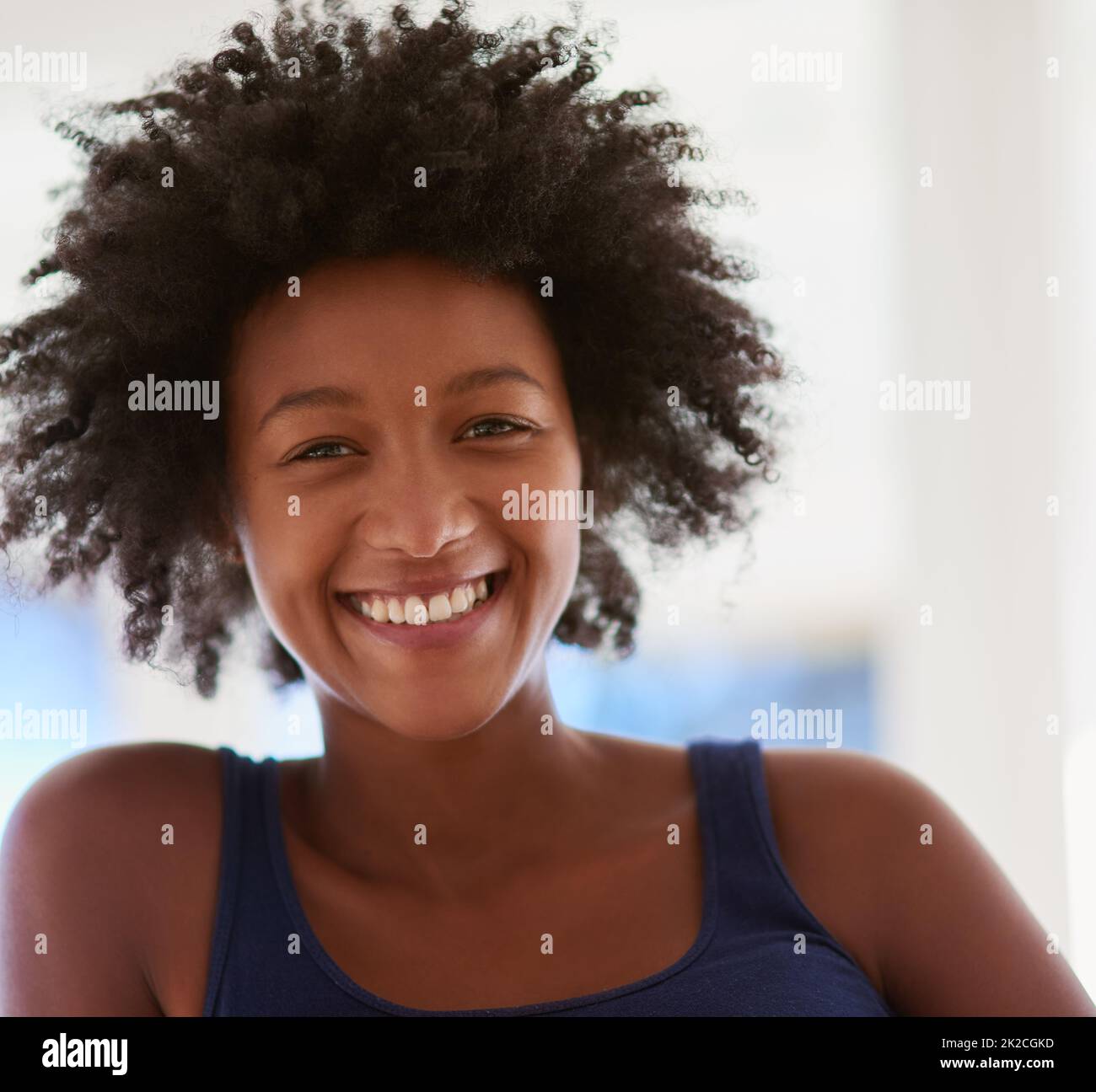 Je vis pour le week-end. Portrait d'une jeune femme attirante vous donnant un sourire crasseux. Banque D'Images